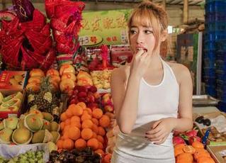 AISS爱丝(黄金版) – 索菲在滑板上，真是一幅“壁纸级”的别致风景