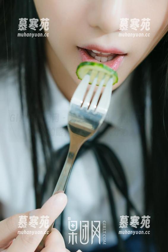 GIRLT果团网 - 周大萌私拍，不得不说，妹妹的眼神迷人得让人分心。