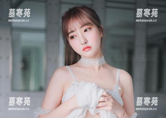 HaNari(하나리)的泳池大冒险：美图与波光荡漾的一起对话