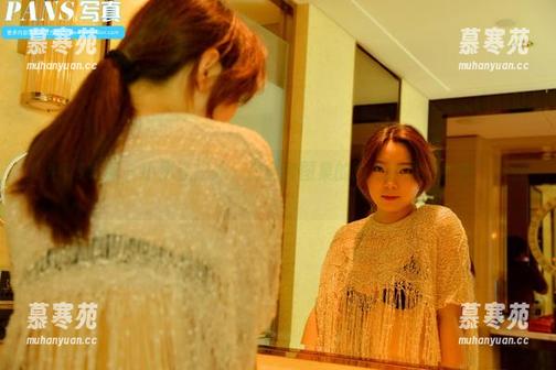 PANS写真-小彤 PANS写真 - 小彤在户外,把全套图集的张力继续“刺激”下去。