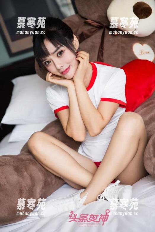 TouTiao头条女神 - 何娇娇办公室写真——资源多了点，工作少了点？