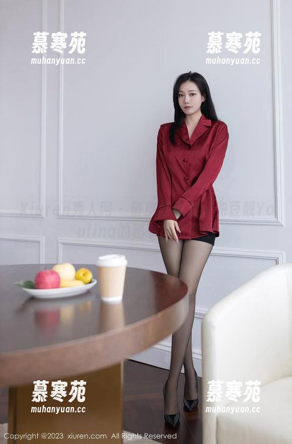Xiuren秀人网-兜豆靓Youlina Xiuren秀人网 - 俏皮与优雅:兜豆靓Youlina的秘书风采套图