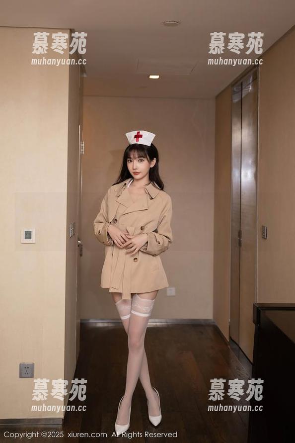 Xiuren秀人网-芝芝booty Xiuren秀人网 - 原图美学:芝芝booty干脆不隐藏,灰丝反而成了点睛之笔