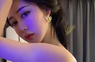 微密圈 – 在原图里，不爱笑的赛琳的“极致性感”让我想起…一只伸懒腰的猫。