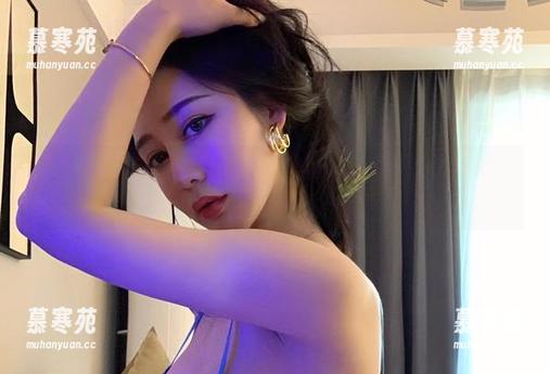 不爱笑的赛琳 微密圈 - 在原图里,不爱笑的赛琳的“极致性感”让我想起...一只伸懒腰的猫。
