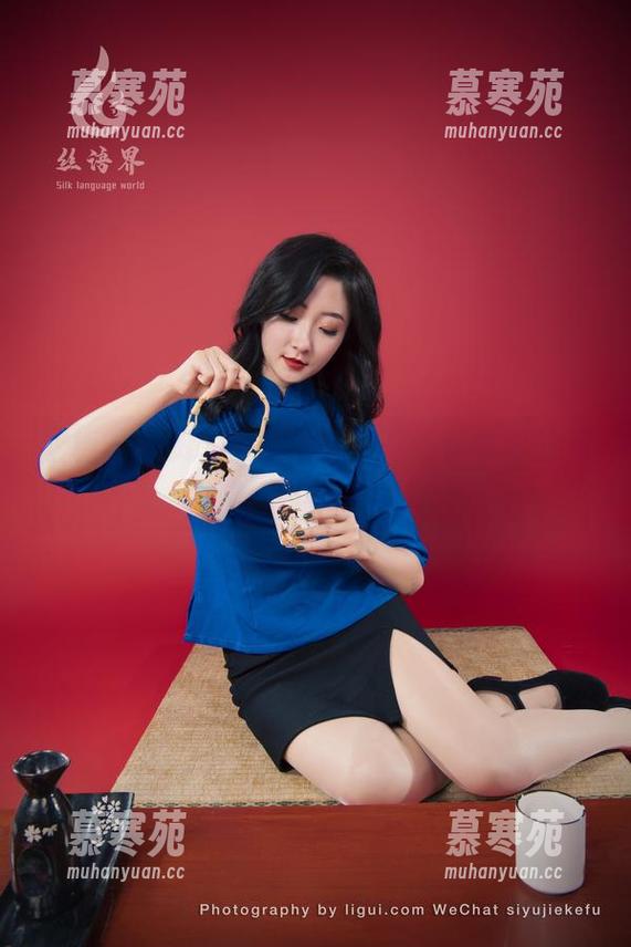 丽柜 - 超赞的图包：兔子在连体衣里的花样玩耍