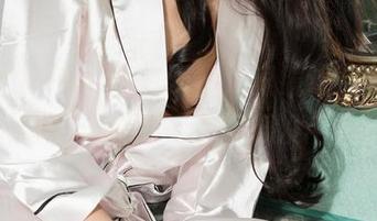 克拉女神 – 不同的汤怡，眼镜让原图变得更有趣，安排一张壁纸没毛病！