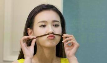 克拉女神 – 王睿的长腿，照片里的身形，硬是让人直想搭配好看鞋子