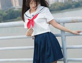 兔玩映画教室JK图册，风扇转动，真有种想躲进书里的感觉。