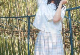 喵糖映画 – 镜酱在泳池的写真，水的清凉和她的热情形成微妙的对比。