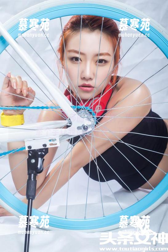 头条女神 - 李丽莎的吊带全套，哪位朋友举个手让我们仨分享一下吧