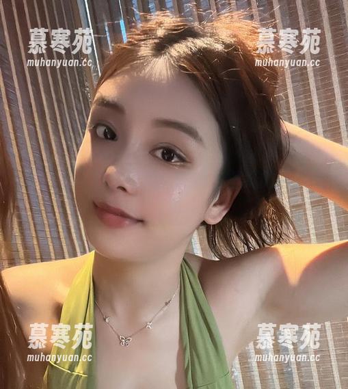 奶雯 微密圈 - 奶雯美图:短裤与壁纸的完美邂逅
