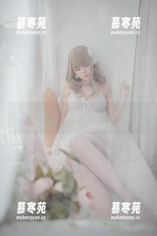 宅夏yoko又更新美图了，索尼子婚纱+秋千，理想中的“小鹿乱撞”！