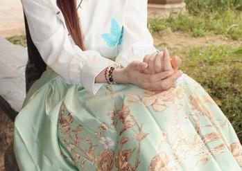 小众视觉 – 穿着比基尼的悦悦，其实是图集里的海边福利女神！