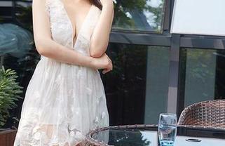 尤蜜荟 – 合法萝莉的圣诞全套写真，默默透露节日小心思