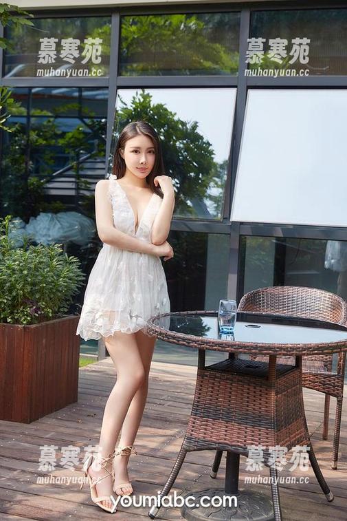 尤蜜荟-合法萝莉 尤蜜荟 - 合法萝莉的圣诞全套写真,默默透露节日小心思