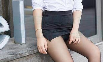 尤蜜荟 – 每次翻到安然的泳衣写真，套图里的她总是在我心中划过一丝夏日的微风。