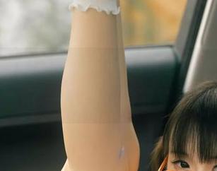 幼水铃衣的“奶牛”cos在原图里，展现了一种别致的寡淡。