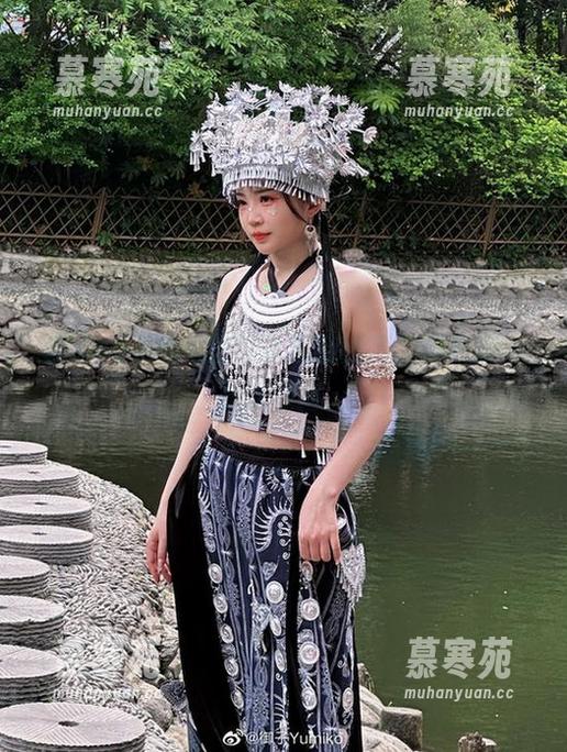 御子Yumiko 御子Yumiko在口罩后的视角,写真被一次次撩拨。