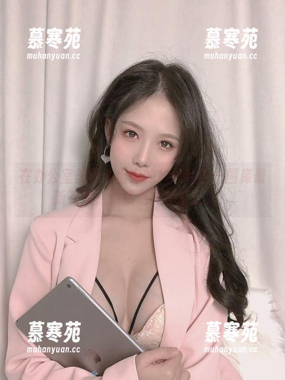 抖娘利世 在办公室里灵魂出窍的抖娘利世—图库最新花絮,果然是神仙打工人!