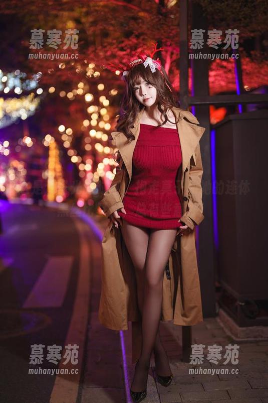 这是无圣光的时刻，抱走莫子和她的连体黑丝比基尼，总有些意外！