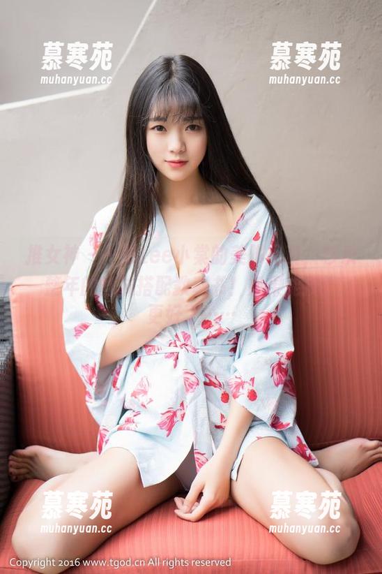 推女神-Lee小棠 推女神 - 一张Lee小棠的美脚写真,秒杀一整年的丝袜搭配教科书!如果能摸摸就更好了……