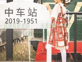梦丝女神 – 这张写真里的玥玥，光是长裙的流动就够让人眼前一亮，原图完全不需要修饰。