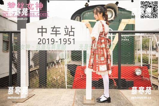 梦丝女神 - 这张写真里的玥玥，光是长裙的流动就够让人眼前一亮，原图完全不需要修饰。