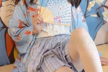 森萝财团 – 吸吸的私拍合集：露背毛衣隐隐约约的模样和那光亮的咖啡丝“绫”