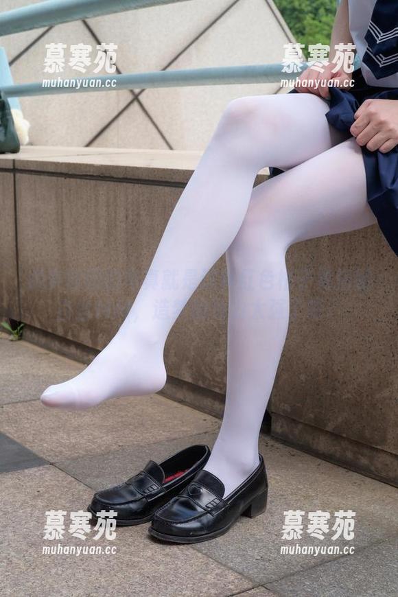 森萝财团 森萝财团的写真就是这种红色格子裙搭配白丝MM,造梦的功力太强了吧。
