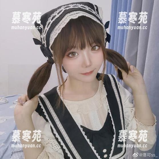 黑色吊带加光影，洛可ss的图集让人想多看几眼