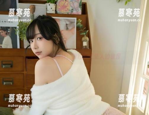 浅安安 浅安安泳池写真:滑稽而又迷人的维度