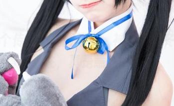这是个传统的礼服写真，神乐坂真冬却玩得很随性，真是意外的搭配！