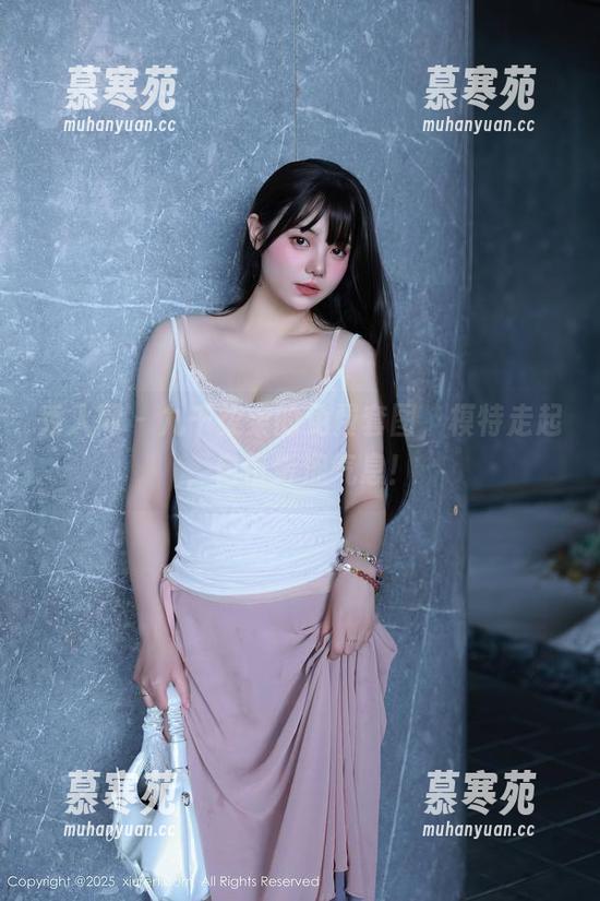 秀人网-九千柒柒 秀人网 - 九千柒柒的免费套图,模特走起,自带青涩气息!