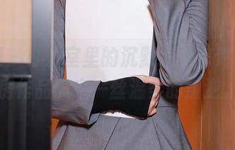 秀人网 – 办公室里的沉默还是陈梵妮，私房作品带来一丝温柔的叛逆。