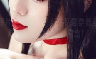 这张图片里的羊大真人妥妥是穿着圣路易斯礼服的女王，没悬念！
