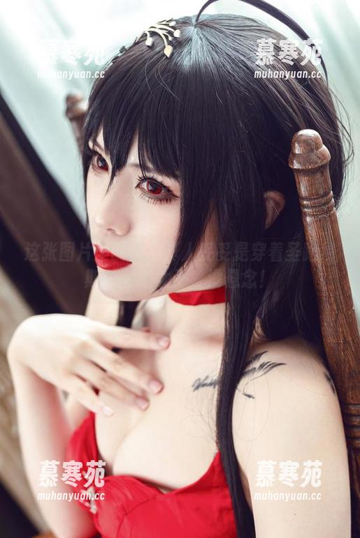 这张图片里的羊大真人妥妥是穿着圣路易斯礼服的女王，没悬念！