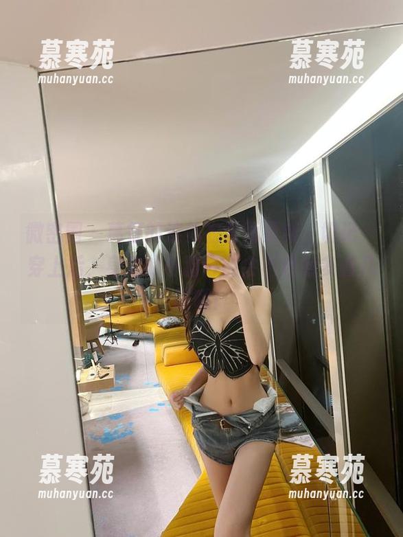微密圈 - 葛征的连体衣套图更新，切记：穿上后，身边的小狗可能会不经意多看几眼哦！