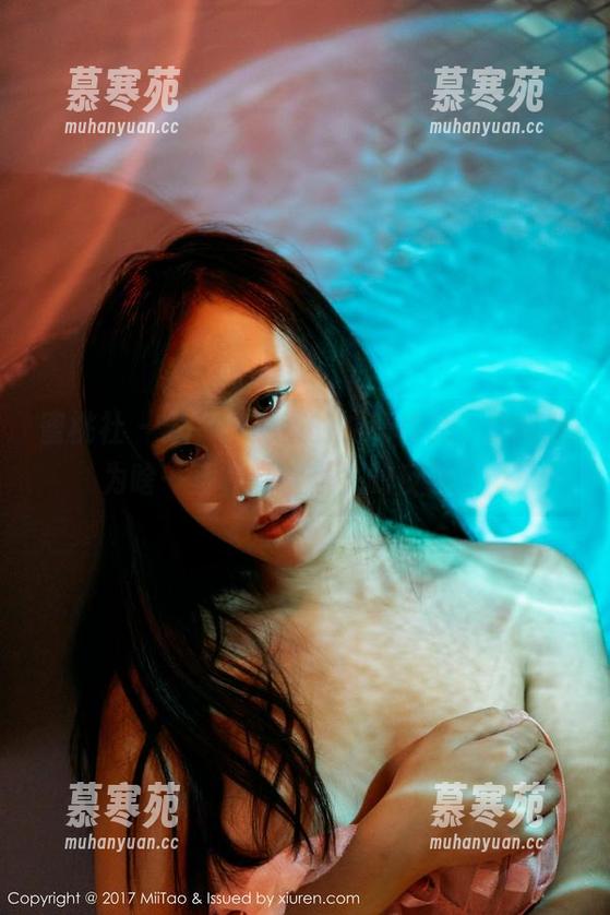 蜜桃社 - 分享伊素妍的油亮作品，别问我为啥一直在盯着镜头的反光了…