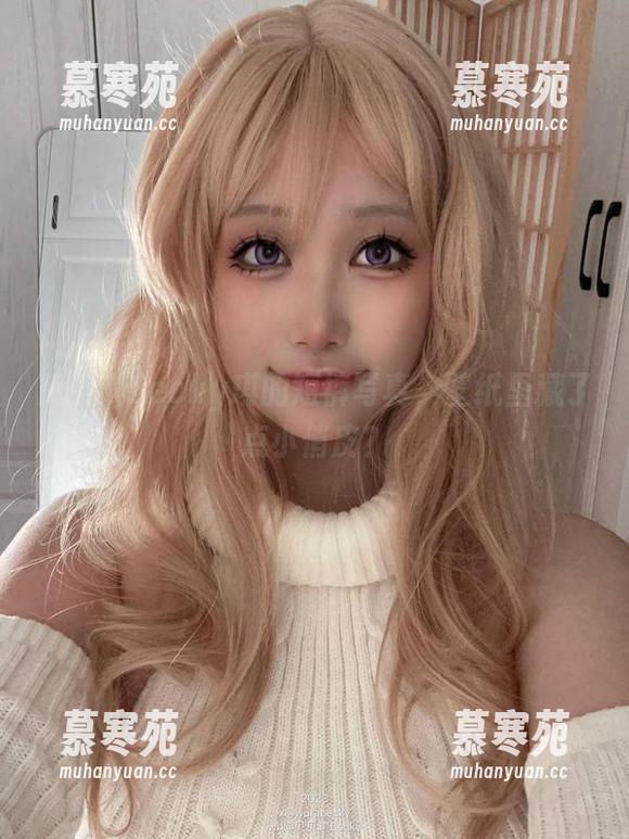贝贝琪Becky琪的短裤写真，壁纸里藏了点小俏皮？