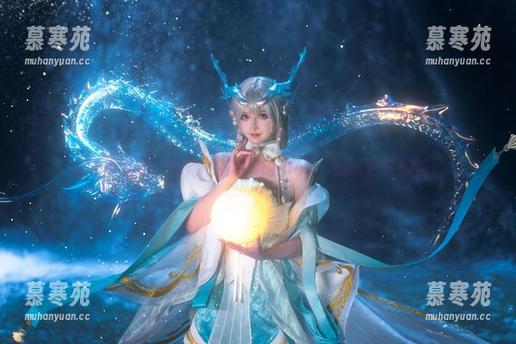 露儿大魔王：当她的礼服遇上cos，难以形容的美。