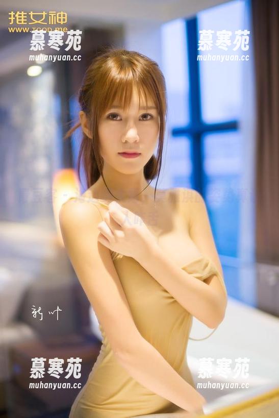 青豆客 - 海边晒太阳，莫雅淇的姿势真让人咋舌