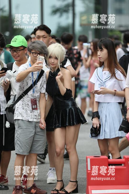 魔镜街拍-婷婷 魔镜街拍 - 精选原图:白色吊带配黑丝,婷婷的腿哪儿来的自信?我也学不来呀。