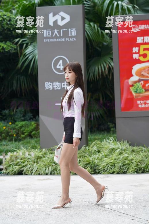 魔镜街拍：在蓝色的海洋中遇见热裤美女，图包全装齐了！