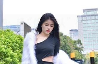 魔镜街拍：超“性感动人”小百褶裙美女，别担心，“无圣光”会是最好的帮手！