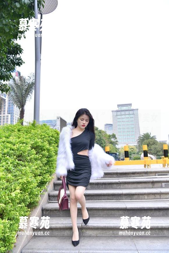 魔镜街拍：超“性感动人”小百褶裙美女，别担心，“无圣光”会是最好的帮手！