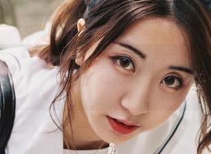 在黑川的网袜套图中，发现隐藏的小趣味！